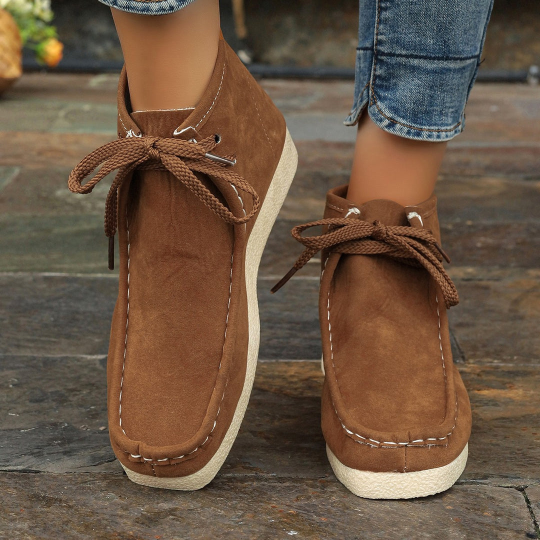 Damen knöchelhoher Mokassin-Boot mit Wildlederoptik, getragener Moccasin-Naht, dämpfender Crepe-Laufsohle und robusten Schnürsenkeln Shop Nory