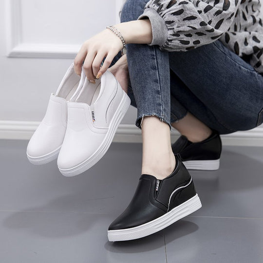 Damen Slip-On Keilsneaker mit verdecktem Keil, Lederimitat und dekorativer Stickerei Shop Nory