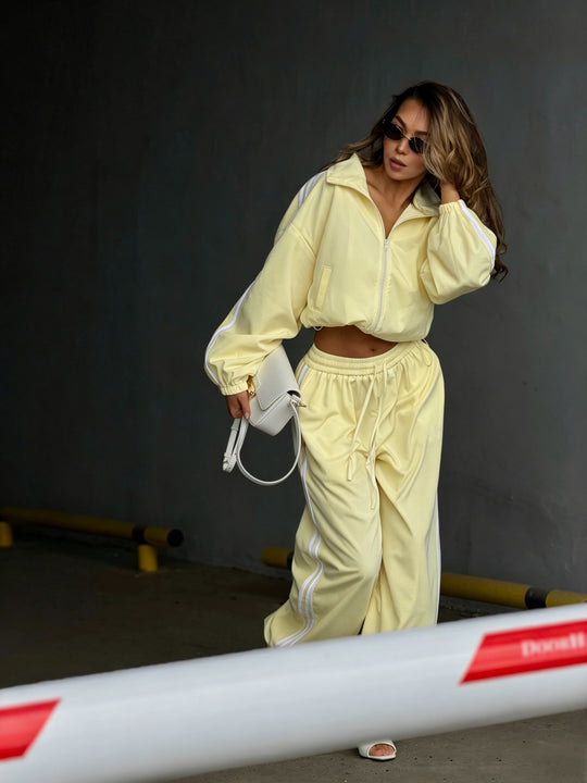 Damen Oversized kurz geschnittene Trainingsjacke und taillenhohe Jogginghose Set mit Seitenstreifen Shop Nory