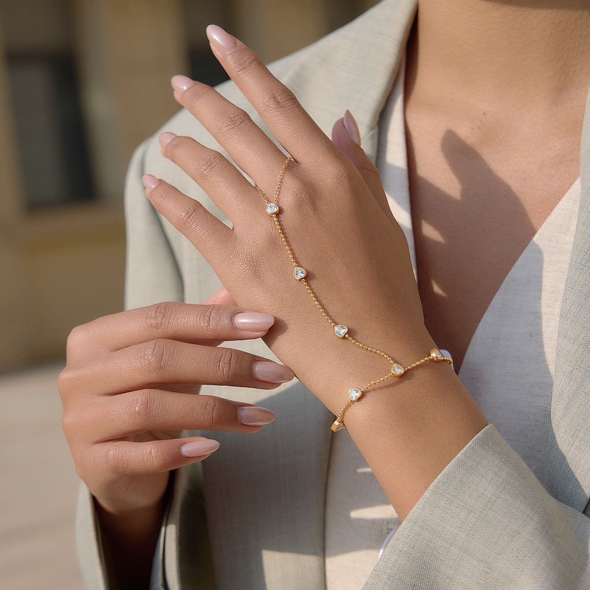 Damen Armband mit funkelnden Herzanhängern aus hypoallergenem Edelstahl Shop Nory