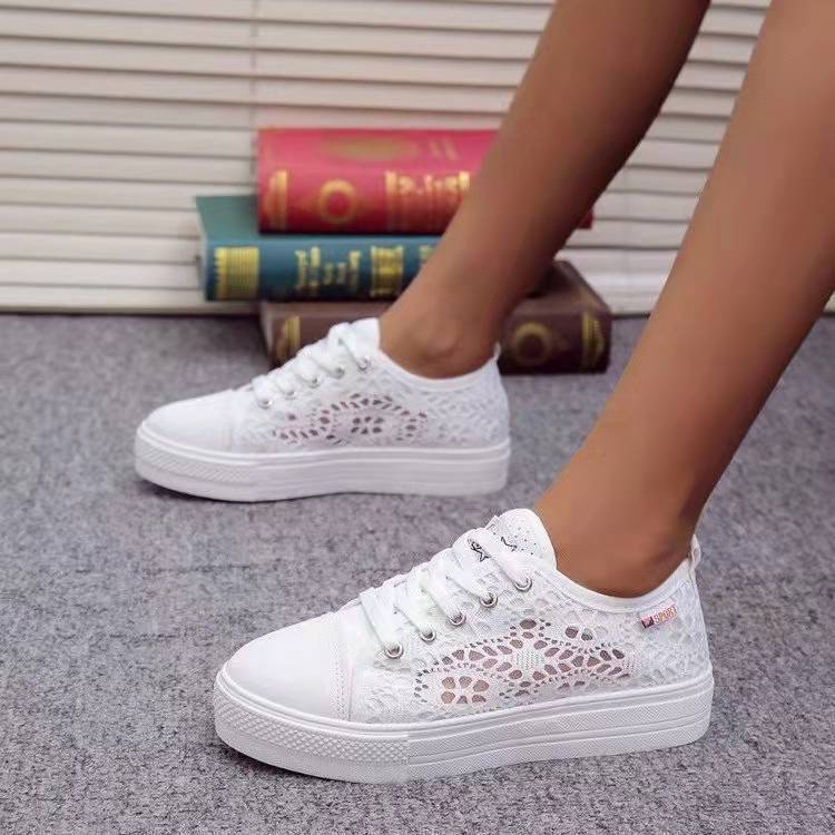 Damen Sneakers mit filigranem Spitzenmuster und rutschfester Sohle