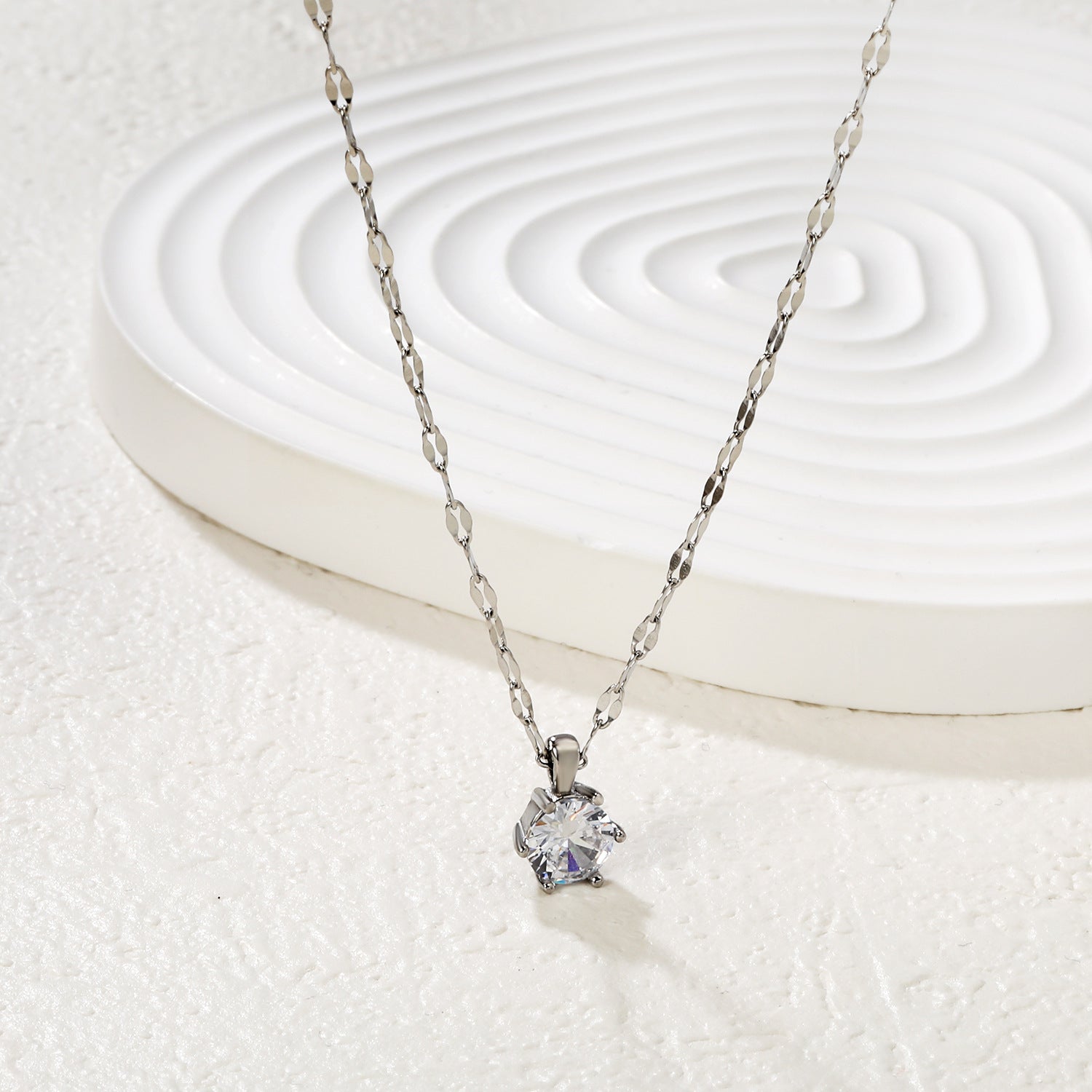 Damen elegante Halskette mit funkelndem Zirkonia-Anhänger und hochwertiger Edelstahlbeschichtung Shop Nory