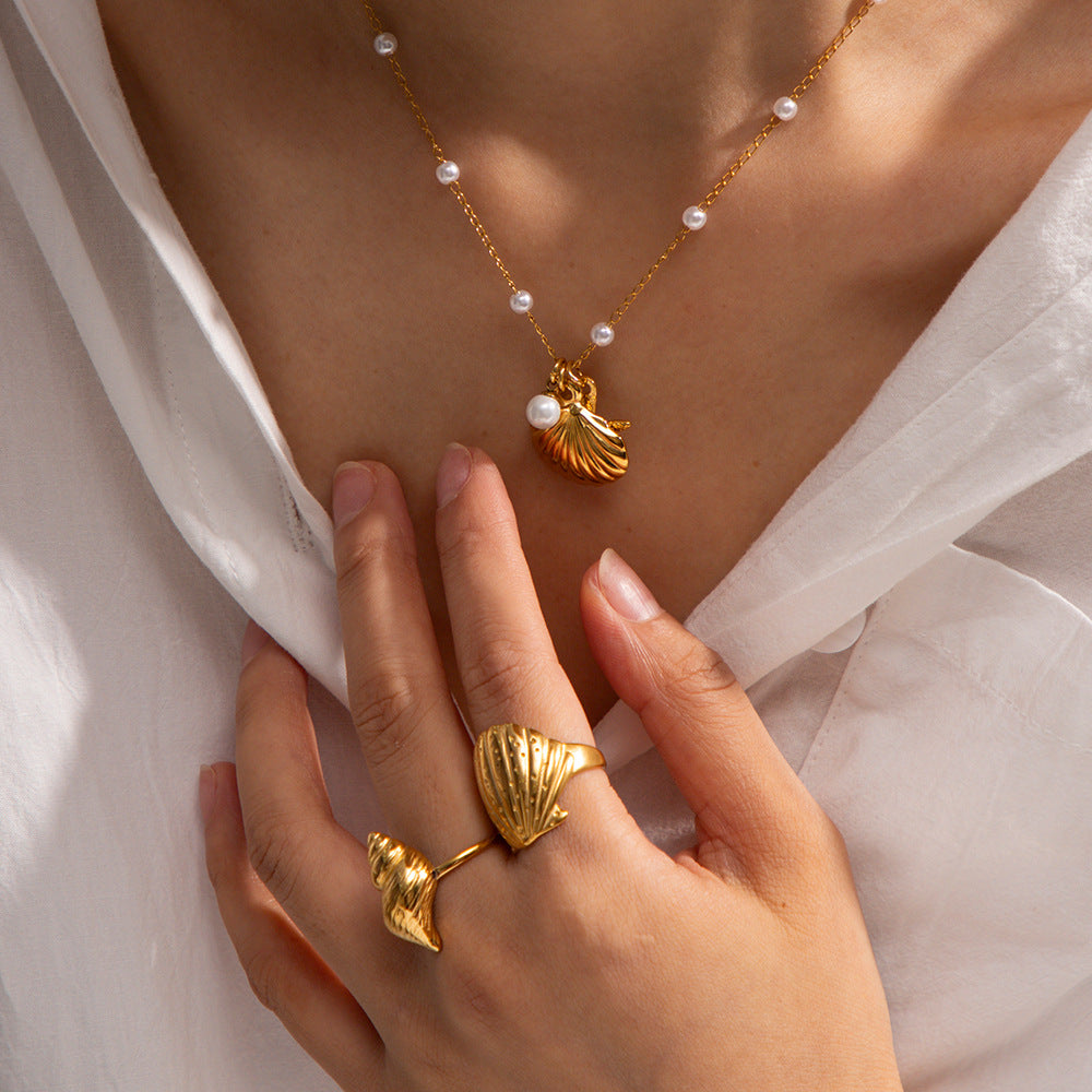 Damen Ohrhänger mit einem eleganten Muschel-Design und Perlenakzenten Shop Nory