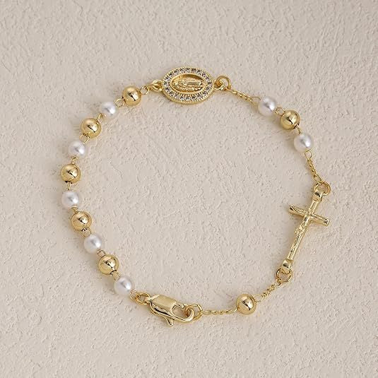 Damen Armband mit glänzenden Perlen und charmantem Kreuzanhänger Shop Nory