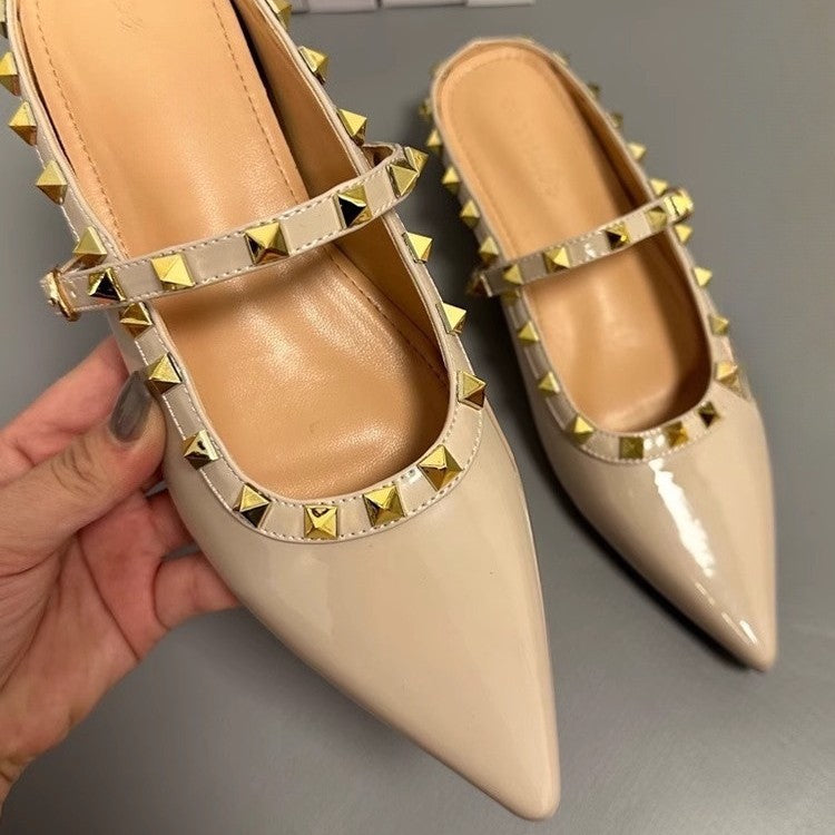 Damen Spitz zulaufende Lack‑Mary‑Jane Mules mit gepolstertem Komfortfußbett und goldenen Pyramidennieten Shop Nory
