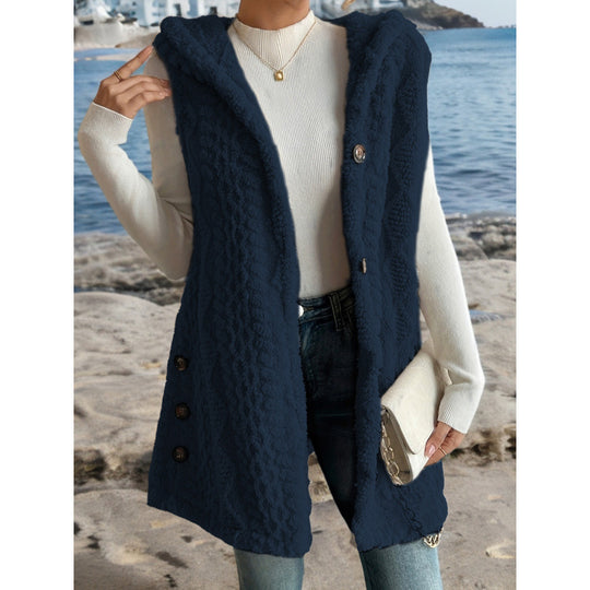 Damen Kapuzen-Teddyweste mit strukturiertem Zopfmuster und dekorativer Knopfleiste Shop Nory