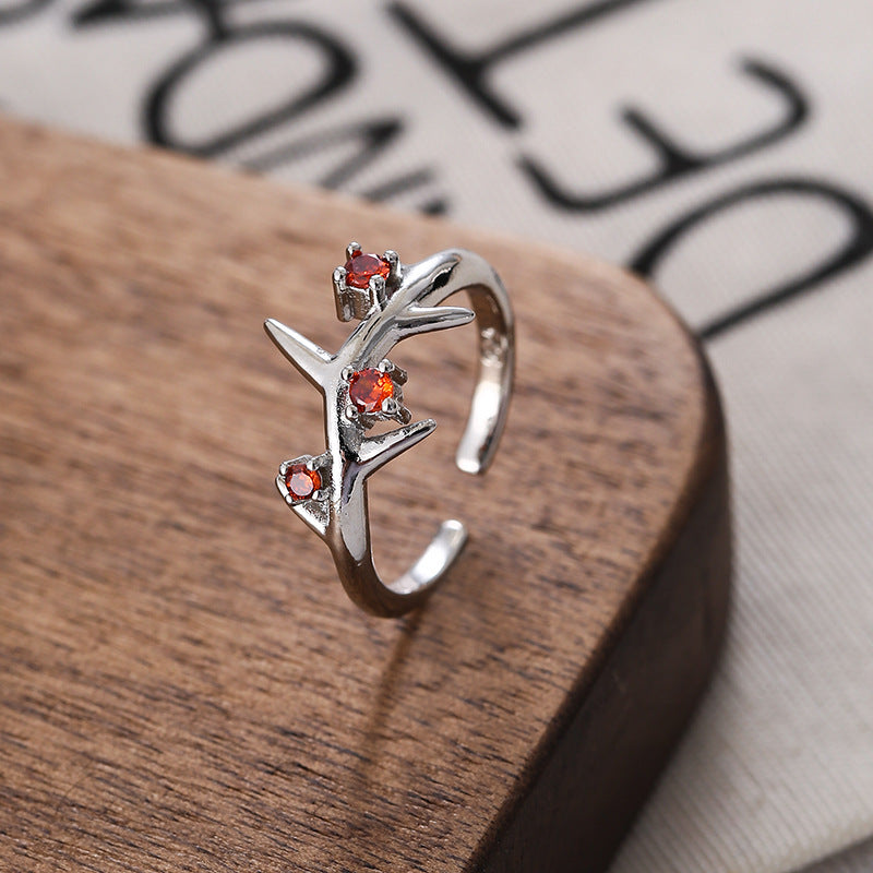 Damen Offener Ring mit modernen spitz zulaufenden Designelementen und funkelnden Akzenten Shop Nory