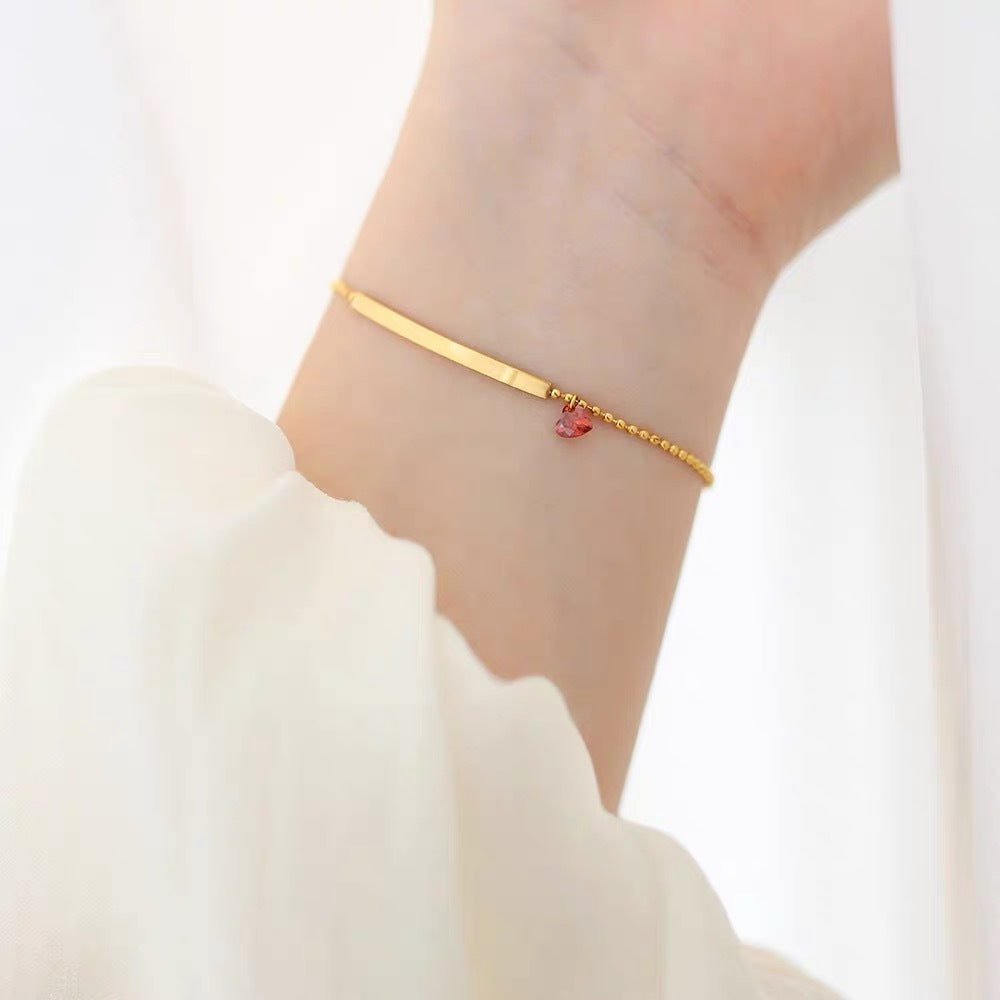 Damen Minimalistische Gold Bar Armreif mit rotem Akzent Shop Nory