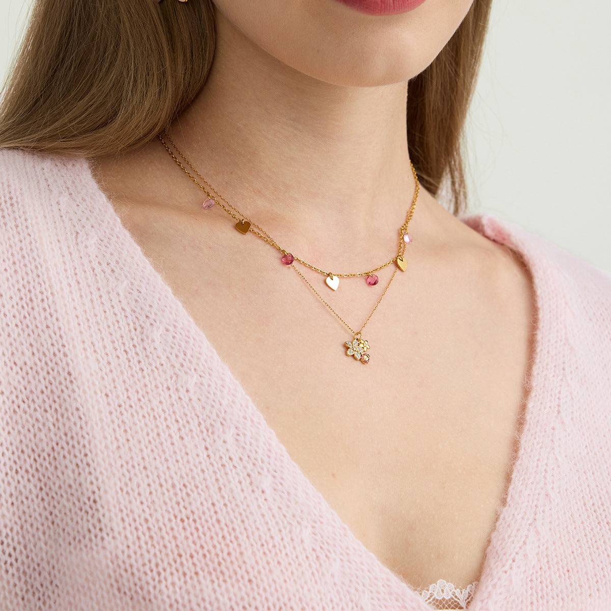Damen Halskette mit floralem Anhänger und funkelnden Kristallen Shop Nory