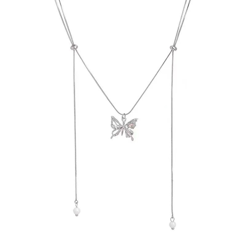 Damen Handkette mit filigranem Schmetterlingsdesign und zarten Perlenanhängern Shop Nory