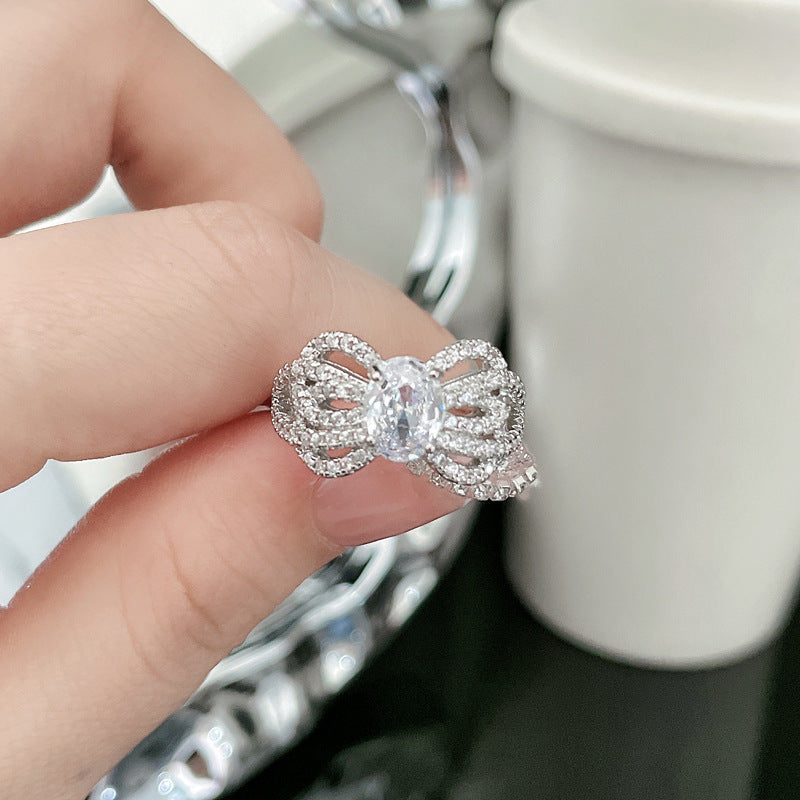 Damen eleganter Zirkonia Ring mit kunstvollem Design und funkelnden Akzenten Shop Nory