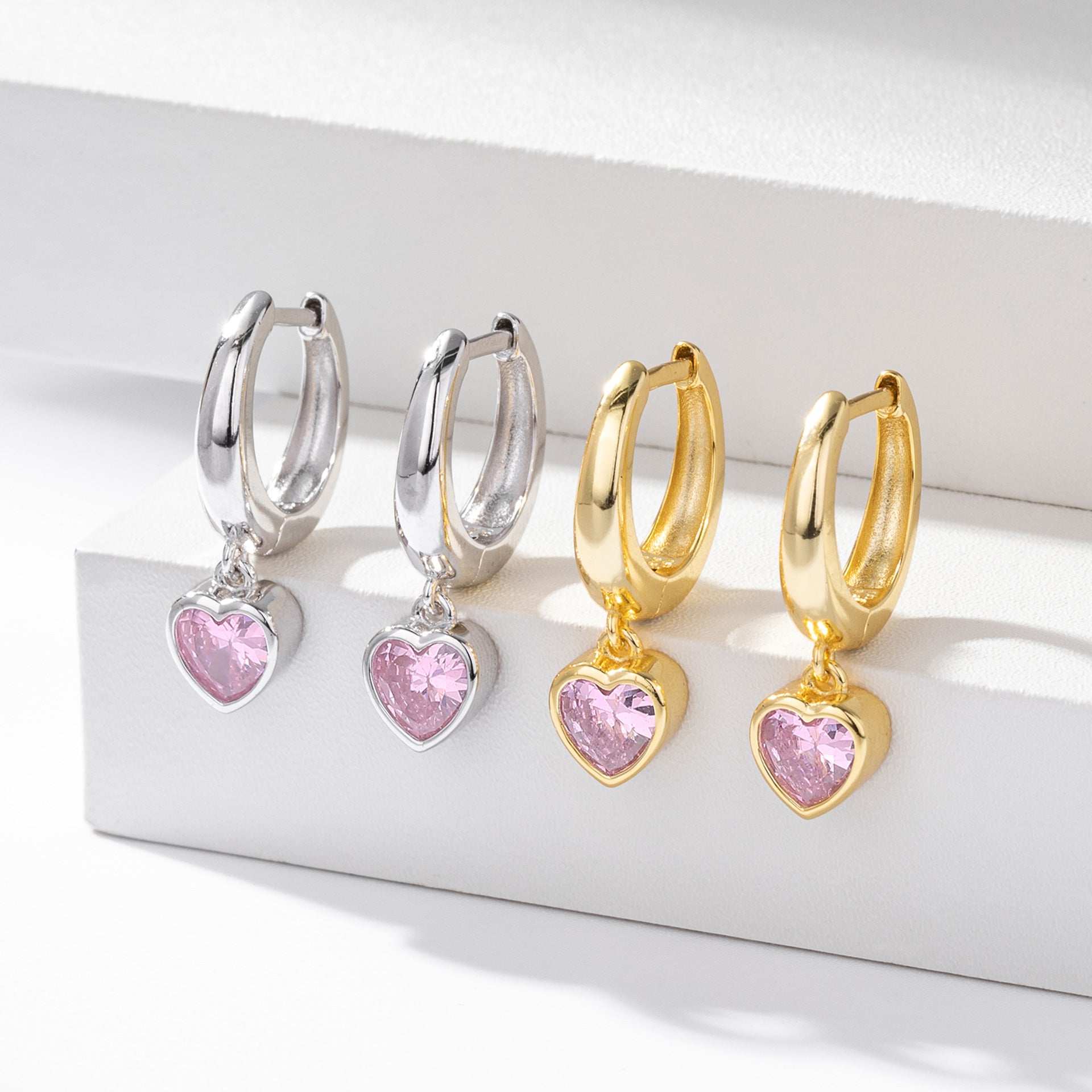 Damen Ohrhänger mit herzförmigen Zirkonsteinen und elegantem Goldfinish Shop Nory