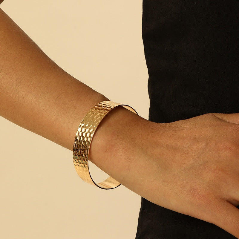 Damen Offener Armreif mit elegant geschwungenem Design Shop Nory