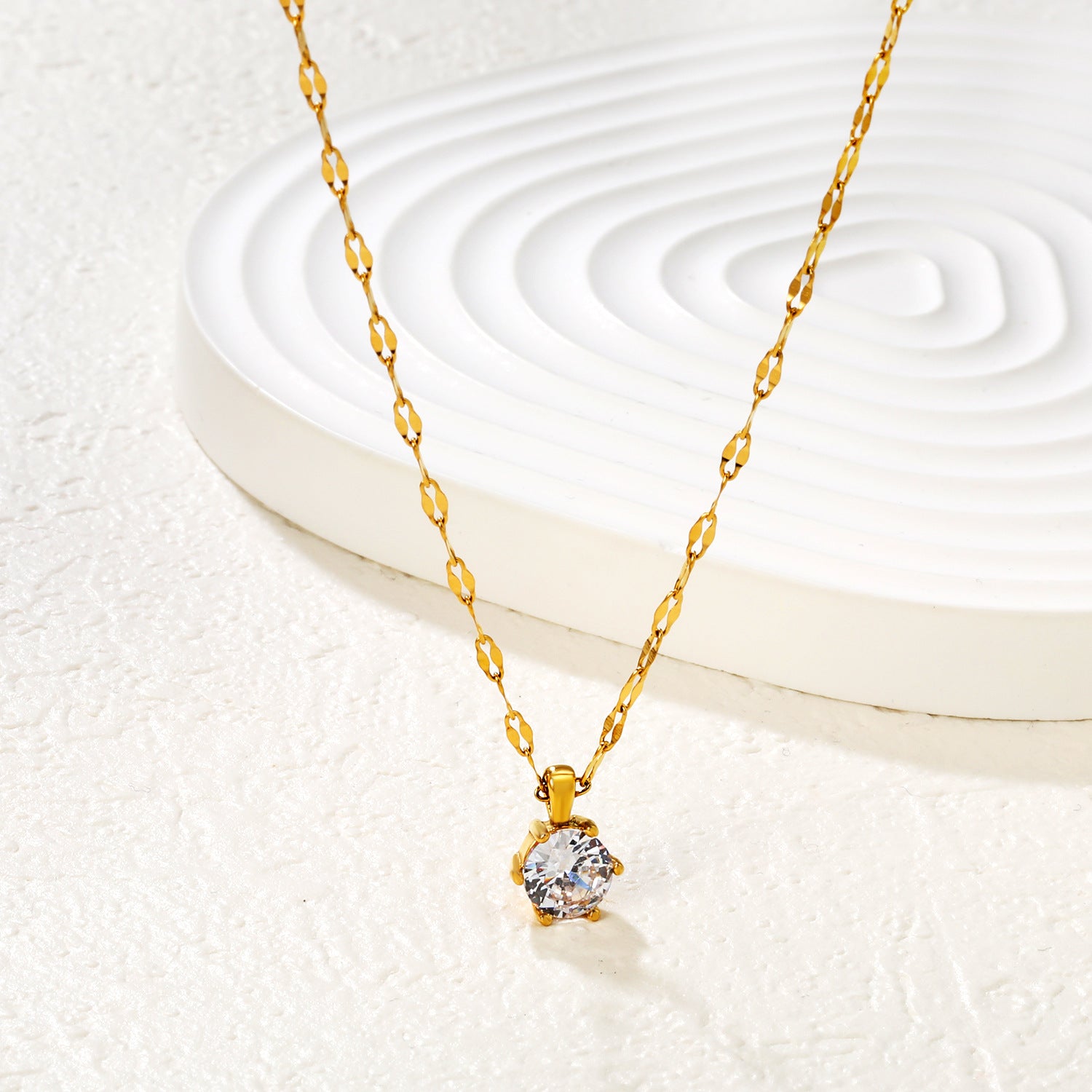 Damen elegante Halskette mit funkelndem Zirkonia-Anhänger und hochwertiger Edelstahlbeschichtung Shop Nory
