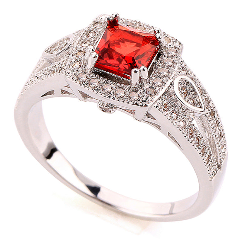 Damen Ring mit funkelndem Zirkonia-Besatz und kunstvollem Design Shop Nory