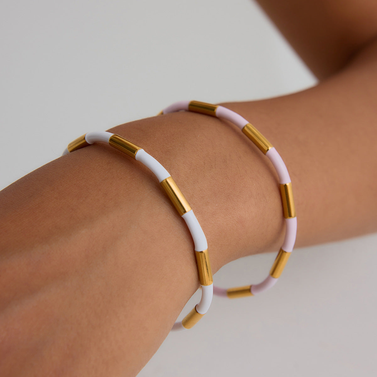 Damen Offenes Armband mit elegantem goldenen und weißen Design Shop Nory