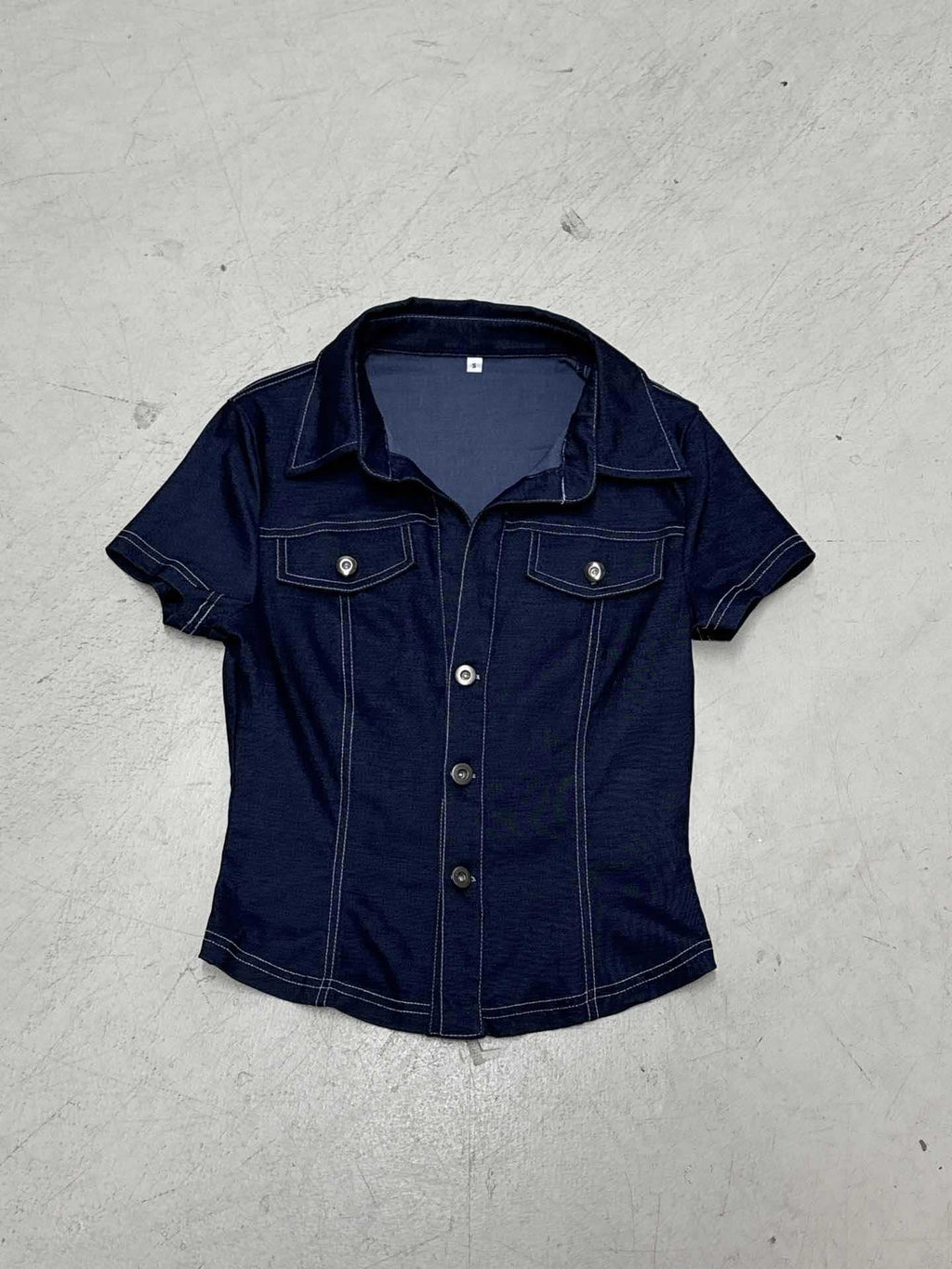 Damen Stylisches Jeanshemd mit taillierter Passform und kurzen Ärmeln