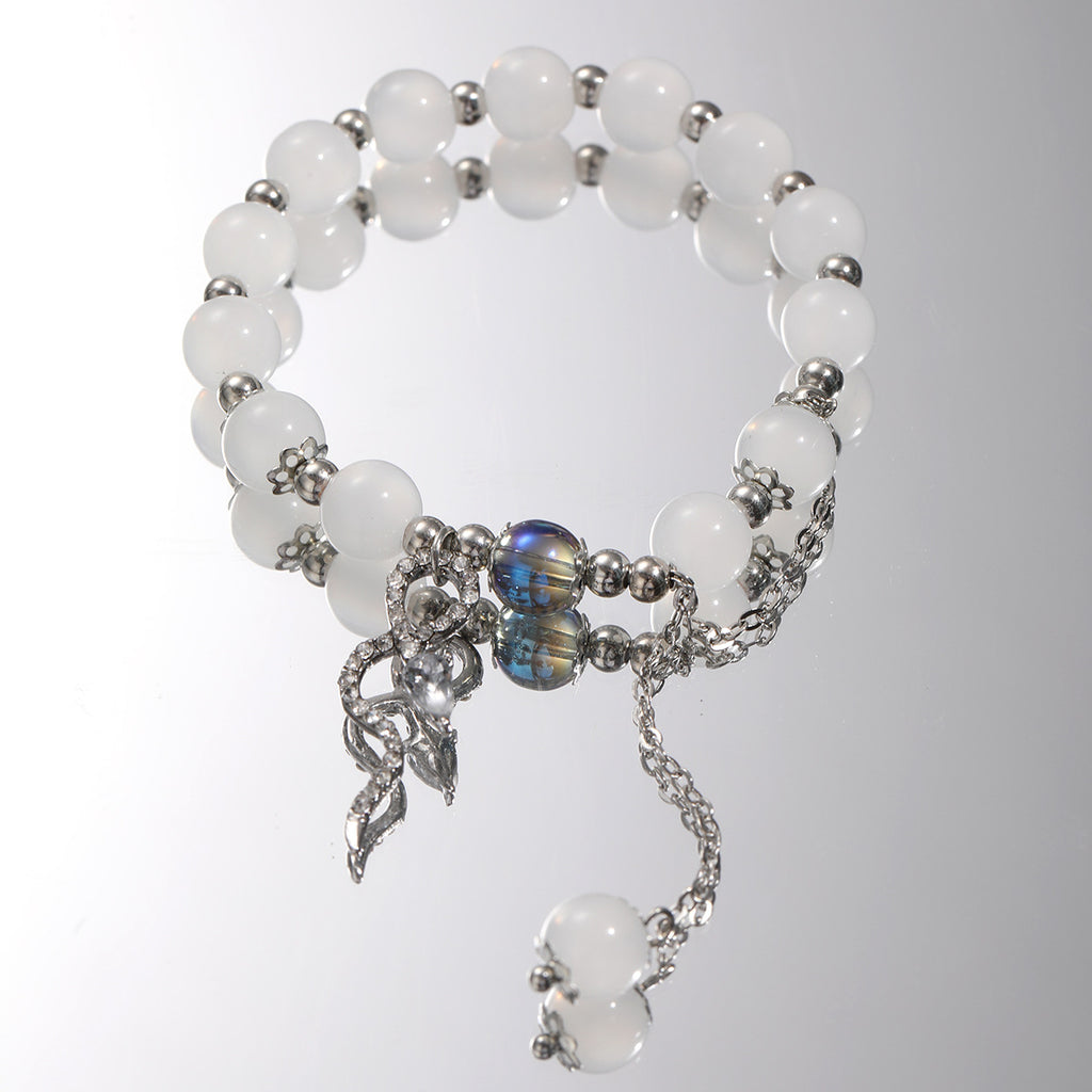 Damenarmband mit funkelnden Glaskugeln und filigranen Schmetterlingen Shop Nory