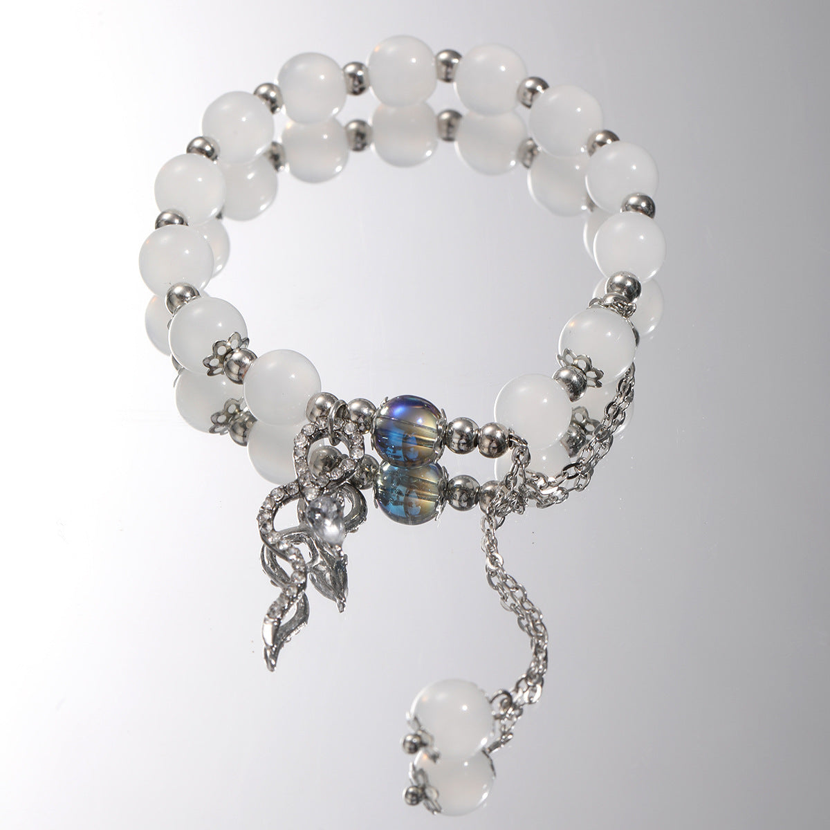 Damenarmband mit funkelnden Glaskugeln und filigranen Schmetterlingen Shop Nory