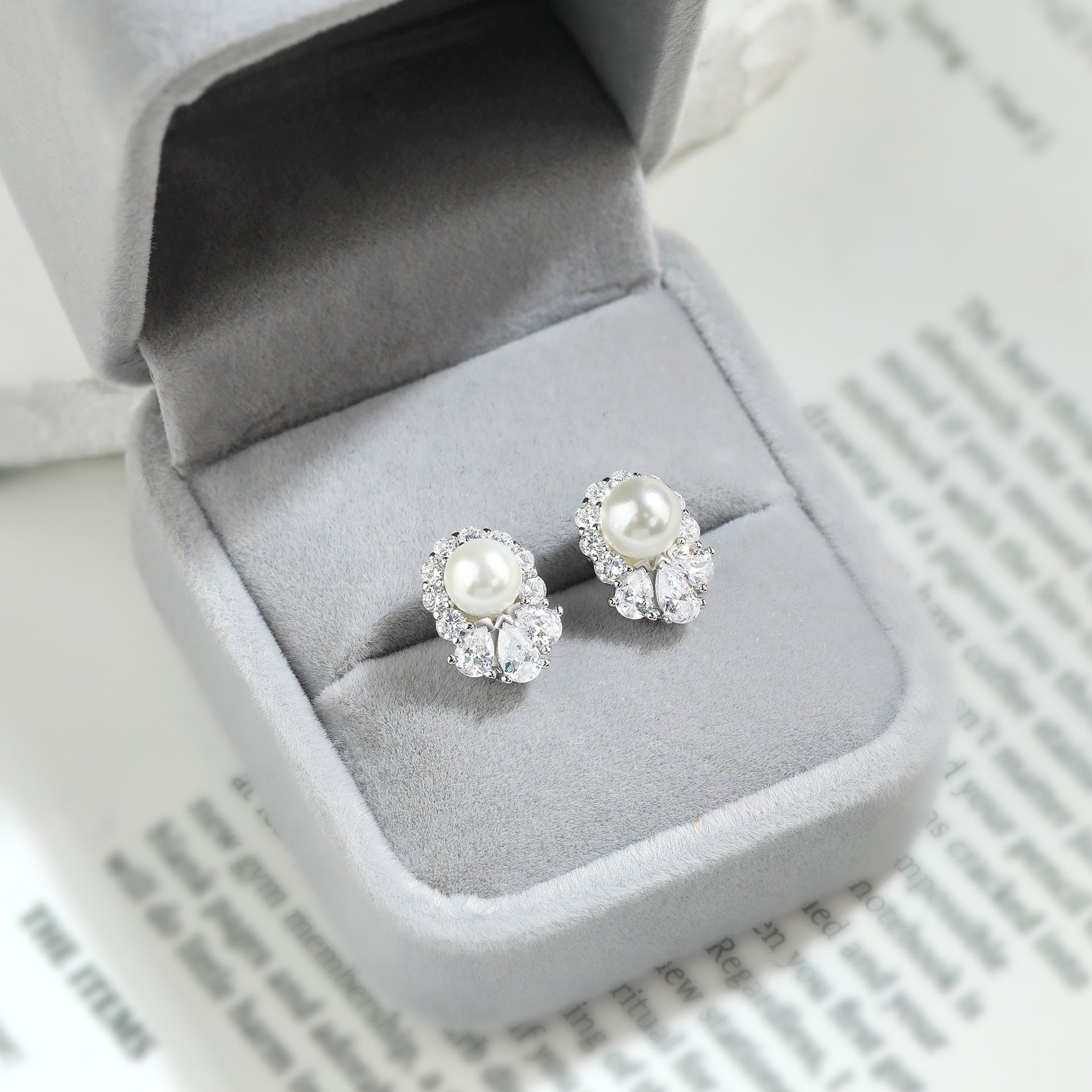 Damen Hochwertiger Ring mit strahlender Perle und funkelnden Zirkoniasteinen Shop Nory