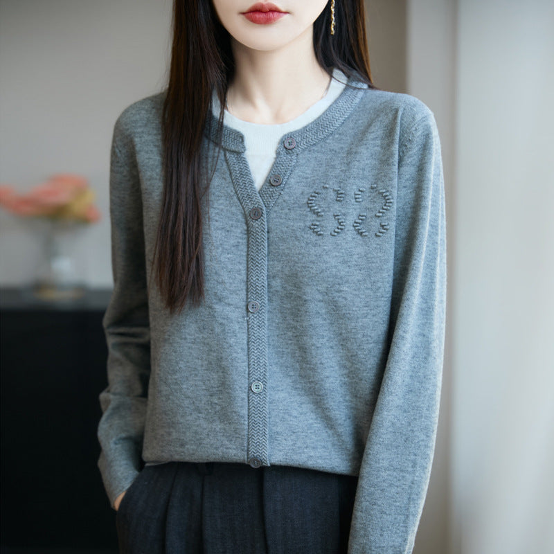 Damen Kurzer Feinstrick-Cardigan mit V‑Schlitzkragen, Rippenblende und dezentem Struktur‑Logo Shop Nory