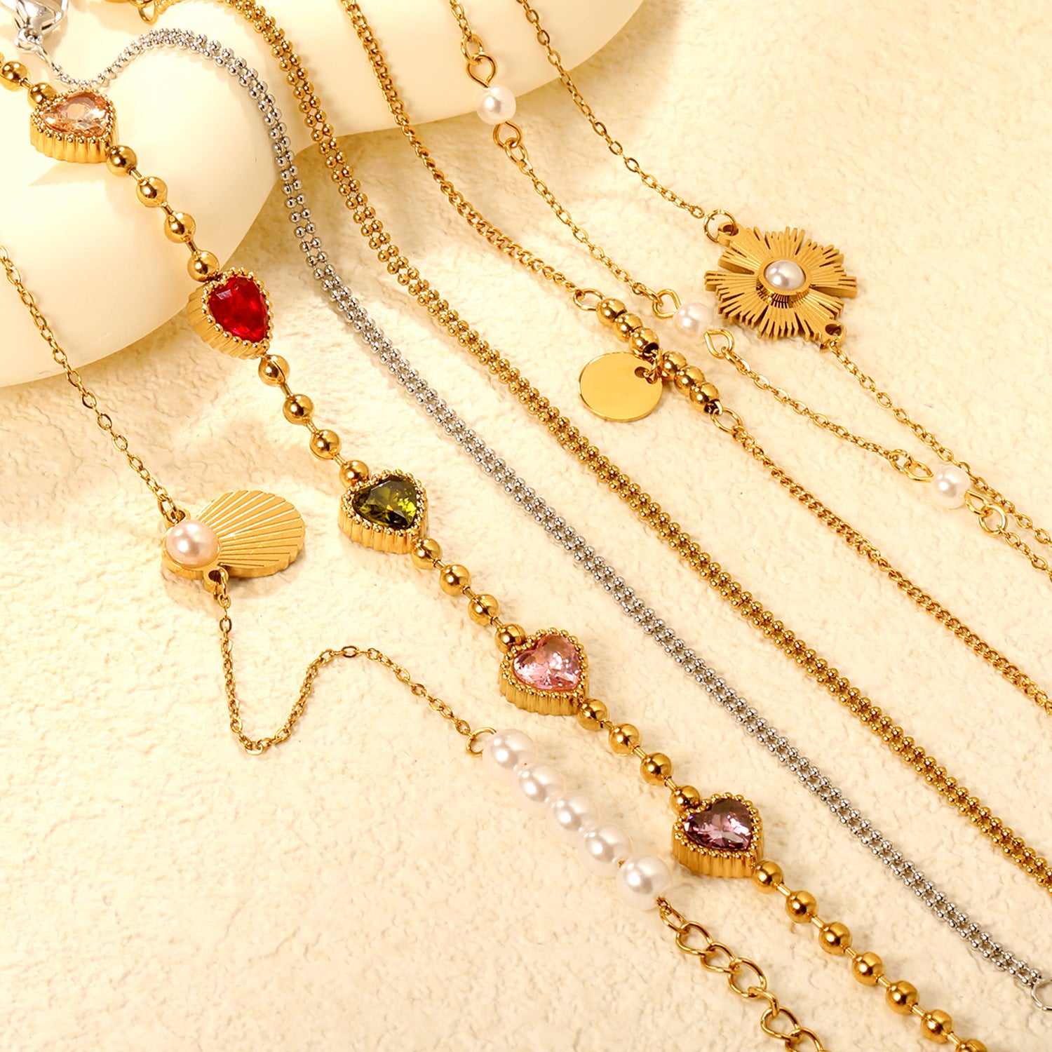 Damen Armband mit herzförmigen, bunten Kristallanhängern und goldplattiertem Design Shop Nory