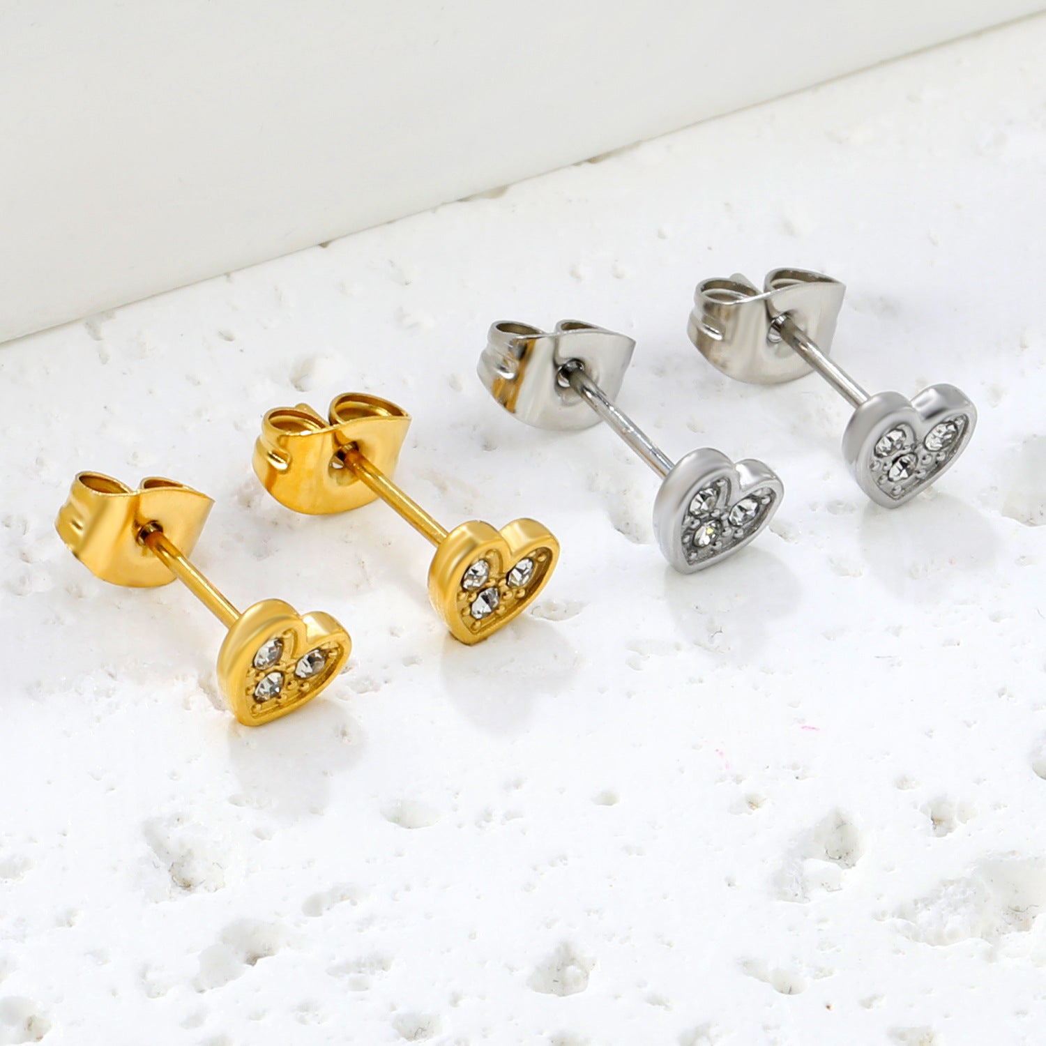 Damen Ohrstecker im modernen Herzdesign mit funkelnden Zirkonia Shop Nory