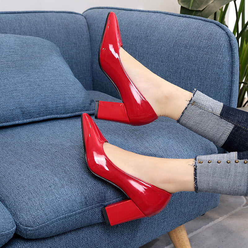 Damen Elegante Lack‑Pumps mit spitzer Kappe, gepolstertem Komfortfußbett und mittelhohem Blockabsatz Shop Nory