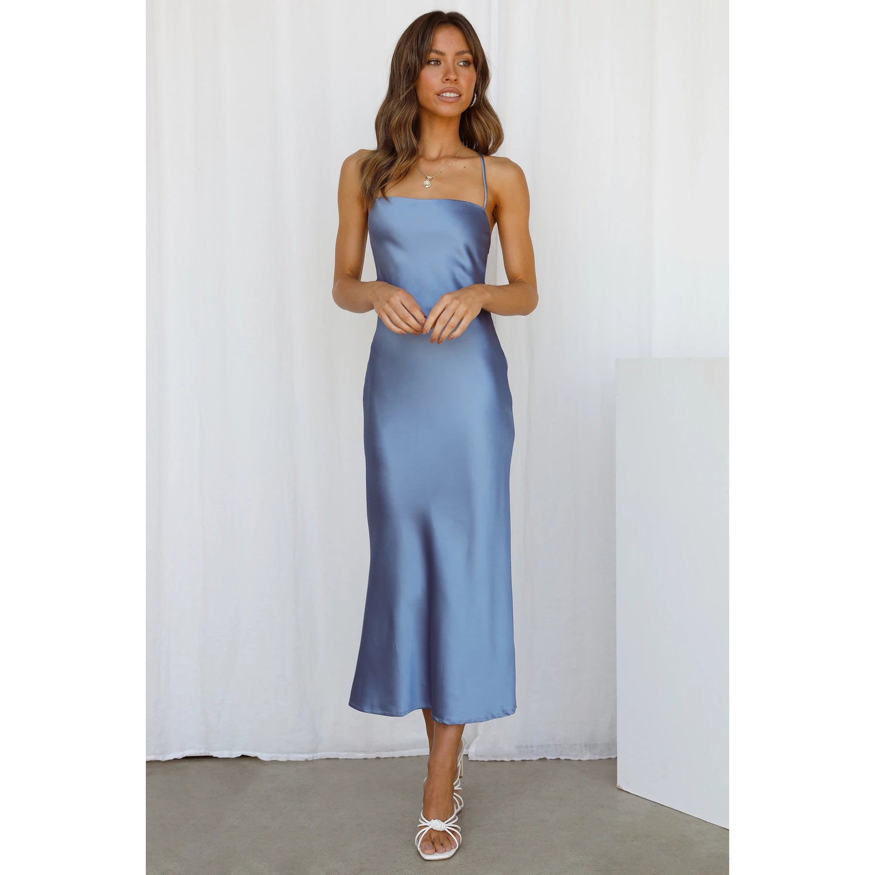 Damen Satinmaxikleid mit Schmalem Schnitt und Spaghettiträgern Shopnory