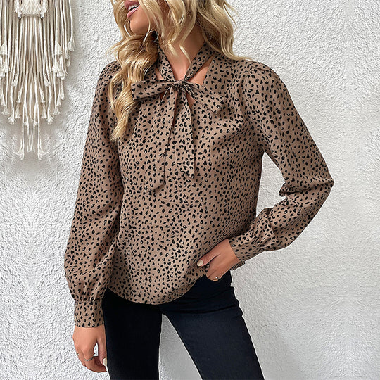 Damen Schluppenbluse aus leichtem Viskose‑Mix mit Bindekragen, Manschettenärmeln und Animal‑Print Shop Nory