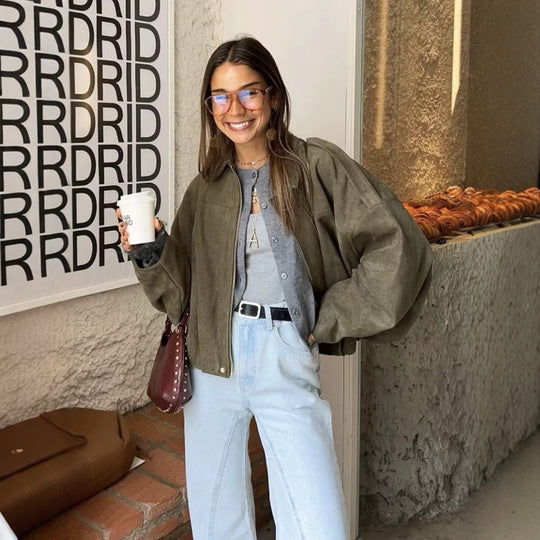 Damen Kurzjacke im Oversize‑Schnitt aus Wildleder‑Optik mit ballonförmigem Saum und Schulterpatten Shop Nory