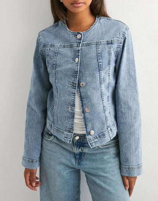 Damen zeitlose Denim-Jacke im modernen Schnitt
