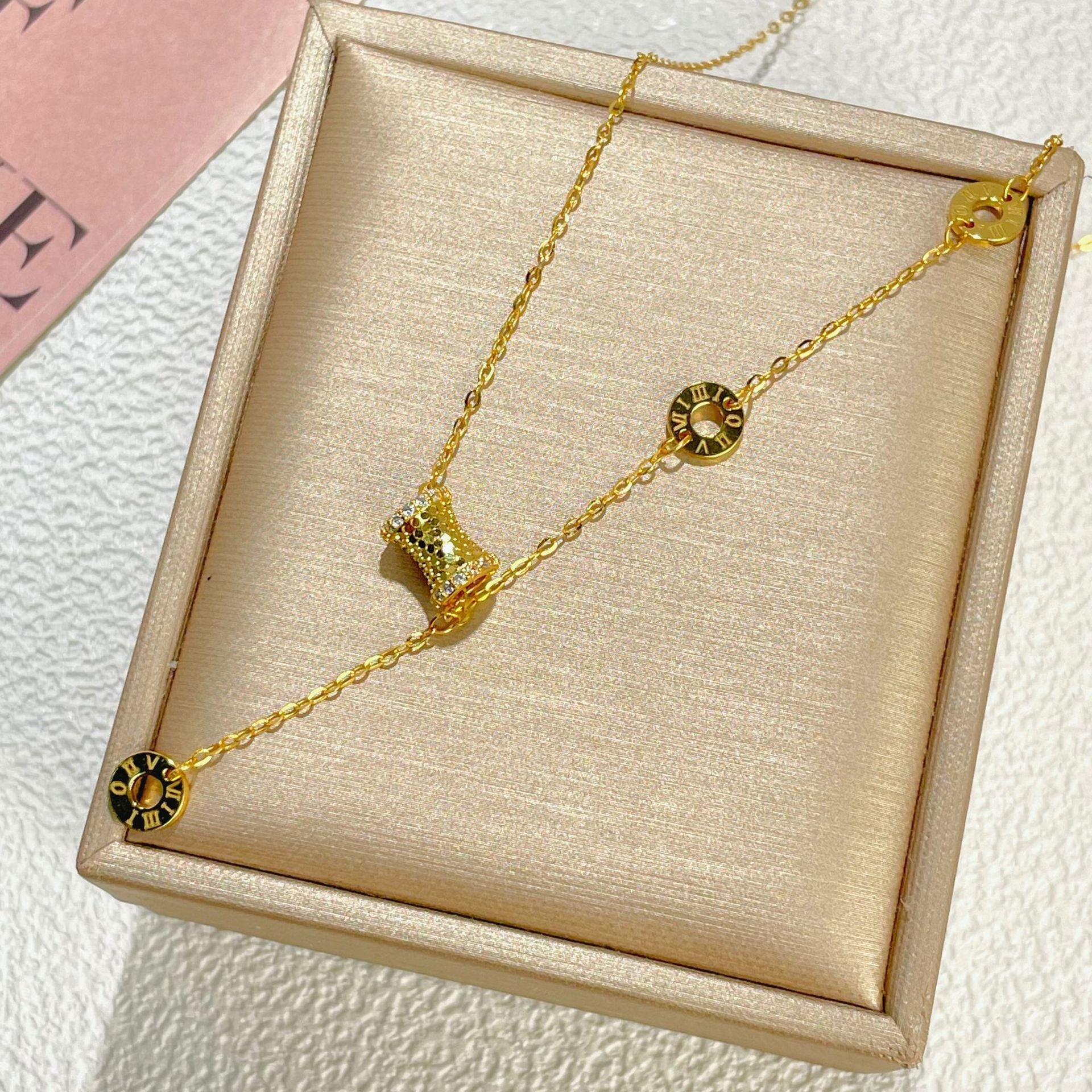 Damen elegante Halskette mit einzigartigen Anhängern und filigraner Kette Shop Nory