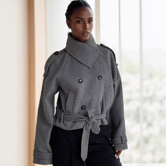 Damen Kurz geschnittene Wolljacke mit Taillengürtel, doppelreihigem Verschluss und hohem Stehkragen Shop Nory