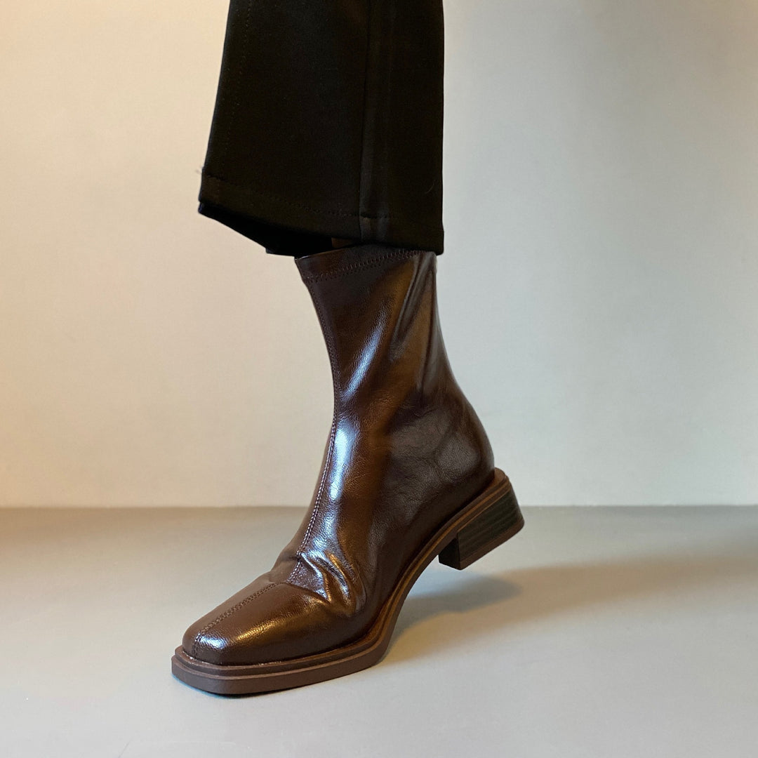 Damen Stiefelette im Reitstiefel‑Look aus softem Glattleder mit quadratischer Kappnaht und gestapeltem Blockabsatz Shop Nory