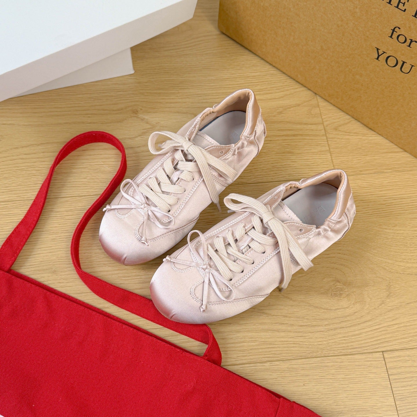 Damen Modische und komfortable Sneakers mit Satin-Oberfläche