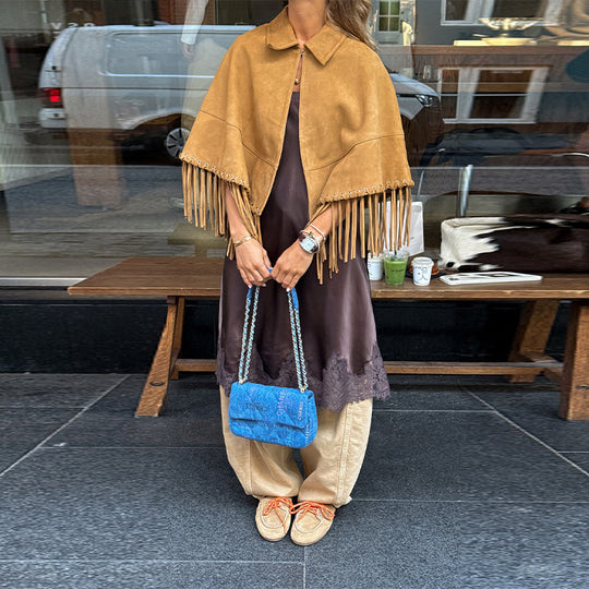 Damen Wildleder‑Optik Fransen‑Cape mit Hemdkragen und Ösenverzierung Shop Nory