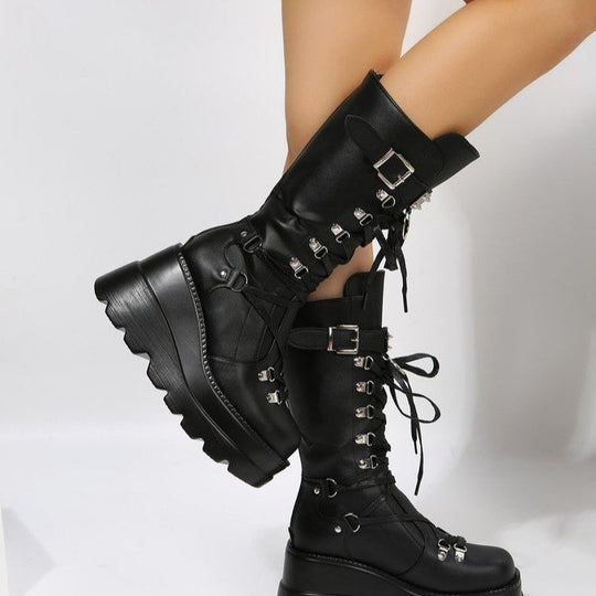 Damen Kniehohe Plateaulug-Bikerstiefel mit dekorativen Metallhaken und robuster Profilsohle Shop Nory