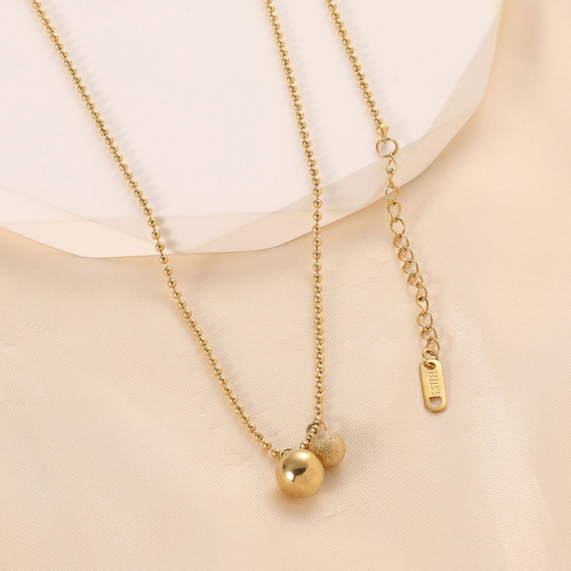 Damen Halskette mit elegantem Kugel-Design und hochwertiger Edelstahlkette Shop Nory