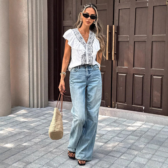 Damen Stickerei-Bluse mit V‑Ausschnitt, Knopfleiste und Volantärmeln Shop Nory