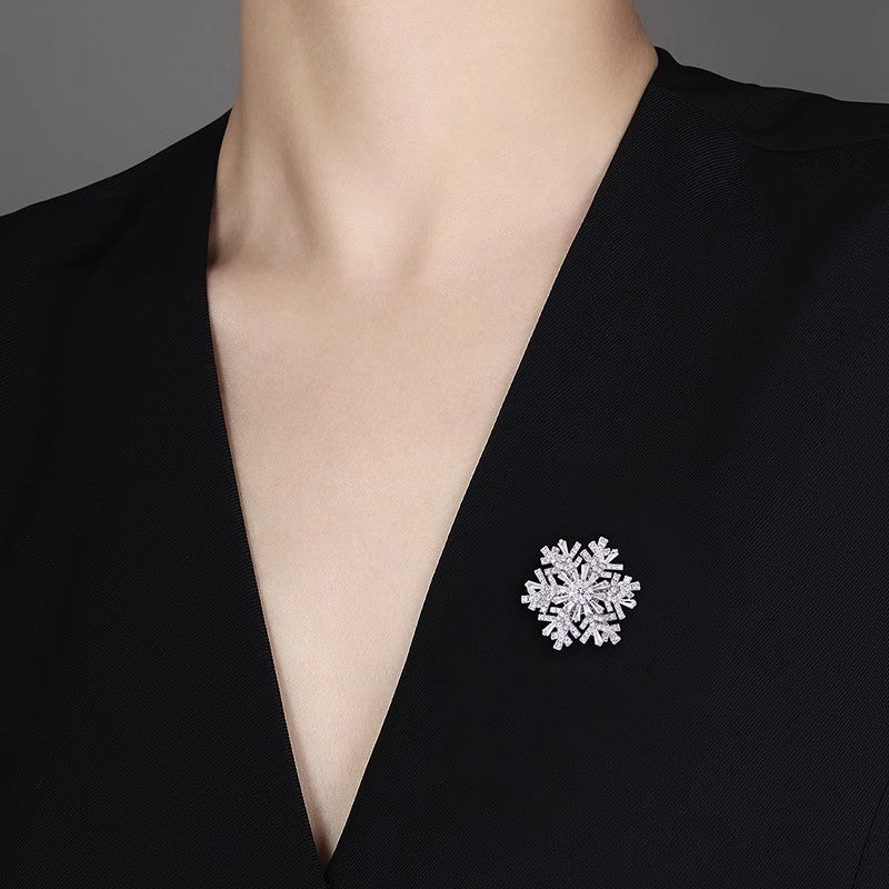 Elegante Kristallbrosche Im Schneeflocken-Design mit Tropfenförmigen Ziersteinen