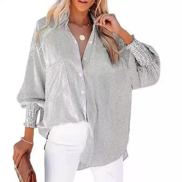 Damen locker geschnittene Streifenbluse mit Hemdkragen und gerafften Manschetten Shop Nory