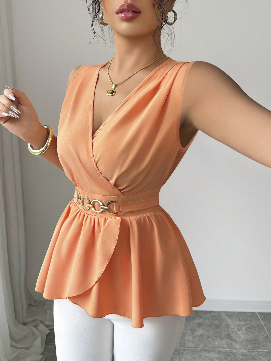 Damen Tailliertes Wickel-Top mit Volant‑Peplum und dekorativem Metallgürtel Shop Nory