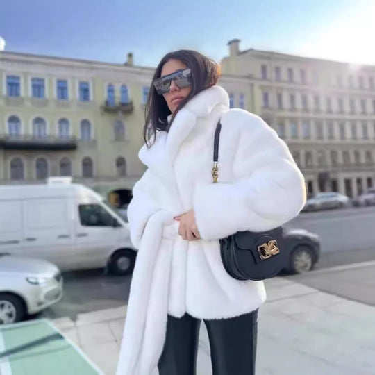 Damen Kurzmantel aus luxuriösem Kunstpelz mit Taillengürtel und hohem Schalkragen Shop Nory