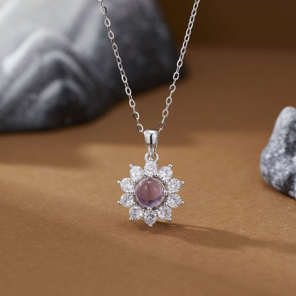 Damen Halskette mit kunstvollem Anhänger aus lila Halbedelstein und funkelnden Kristallen Shop Nory
