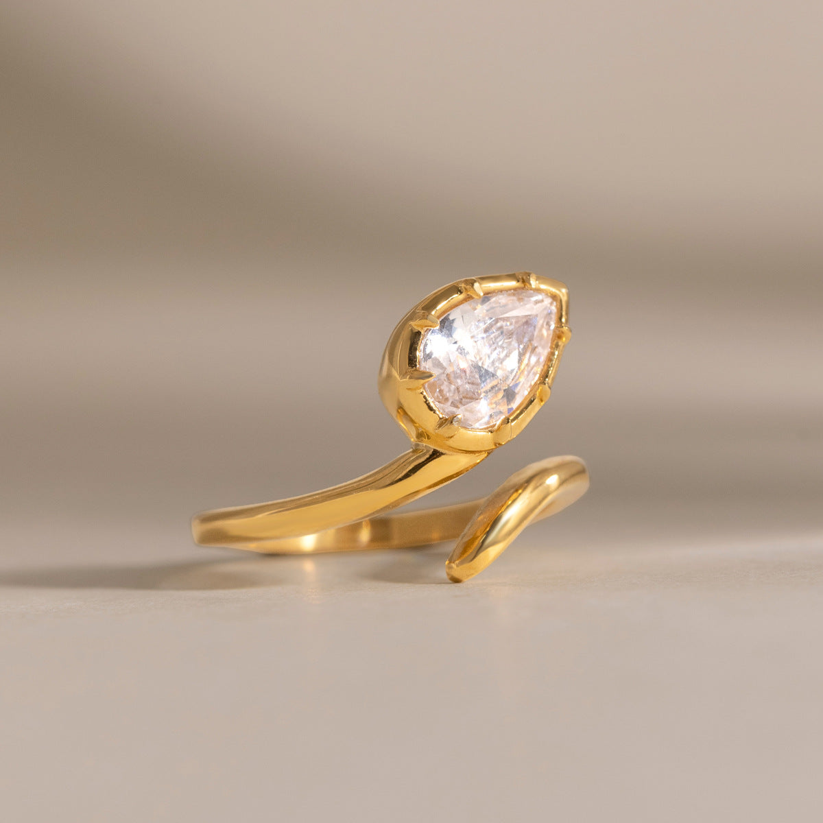 Damen Offener Ring mit funkelndem Tropfenstein und modernem Design Shop Nory