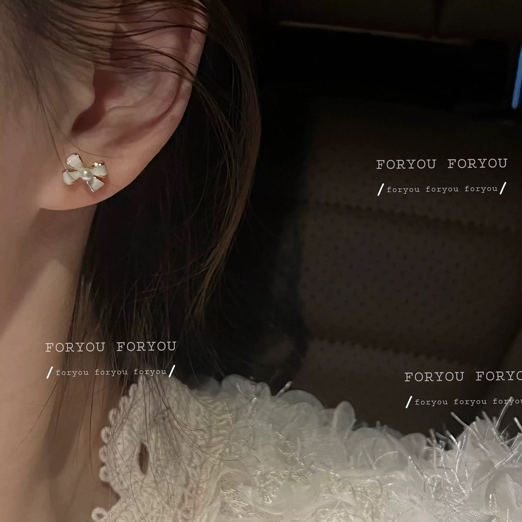 Damen Ohrstecker mit floralen Schleifenmotiven und edlen Perlendetails Shop Nory