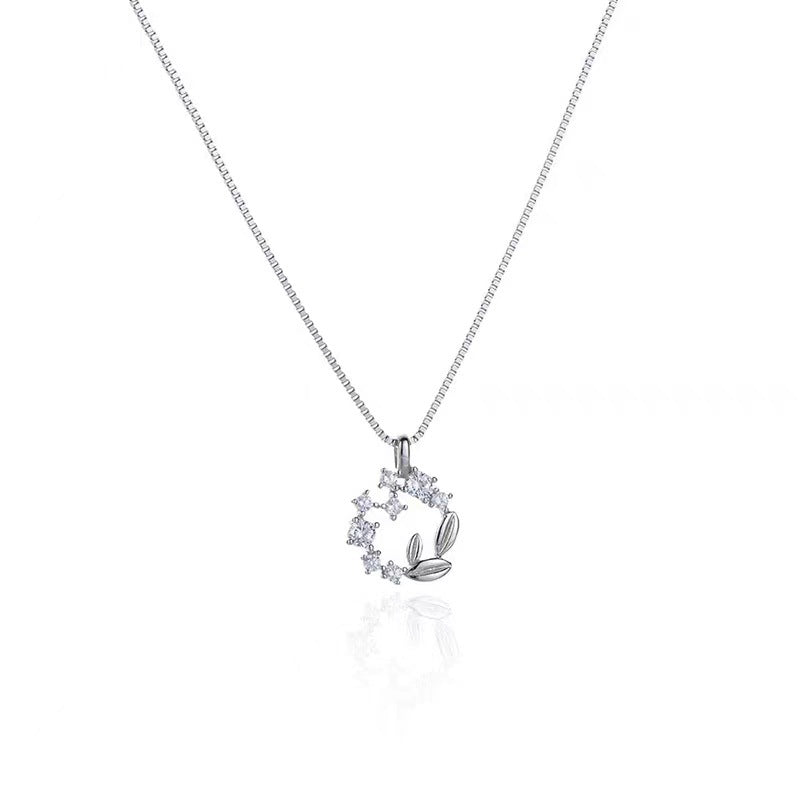 Damen Halskette mit filigranem, blütenförmigem Anhänger und funkelnden Zirkonia Shop Nory
