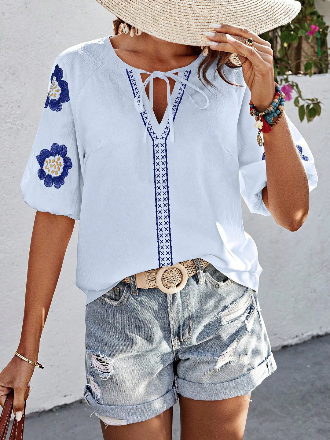 Damen Boho-Bluse mit V-Ausschnitt, floraler Stickerei und Kurzarm Shop Nory