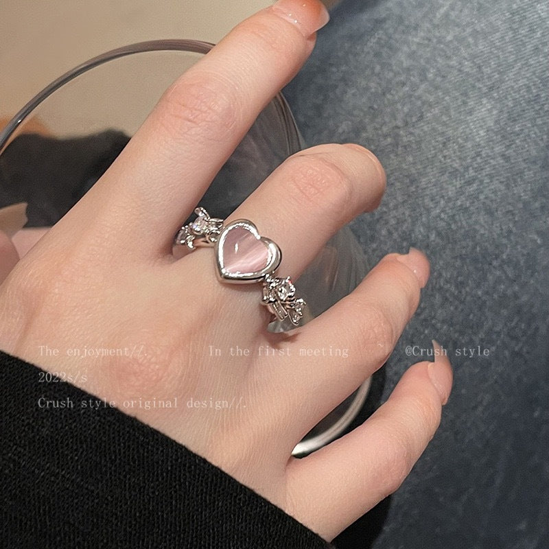 Damen Ring mit herzförmigem Anhänger und detailreicher Verzierung Shop Nory